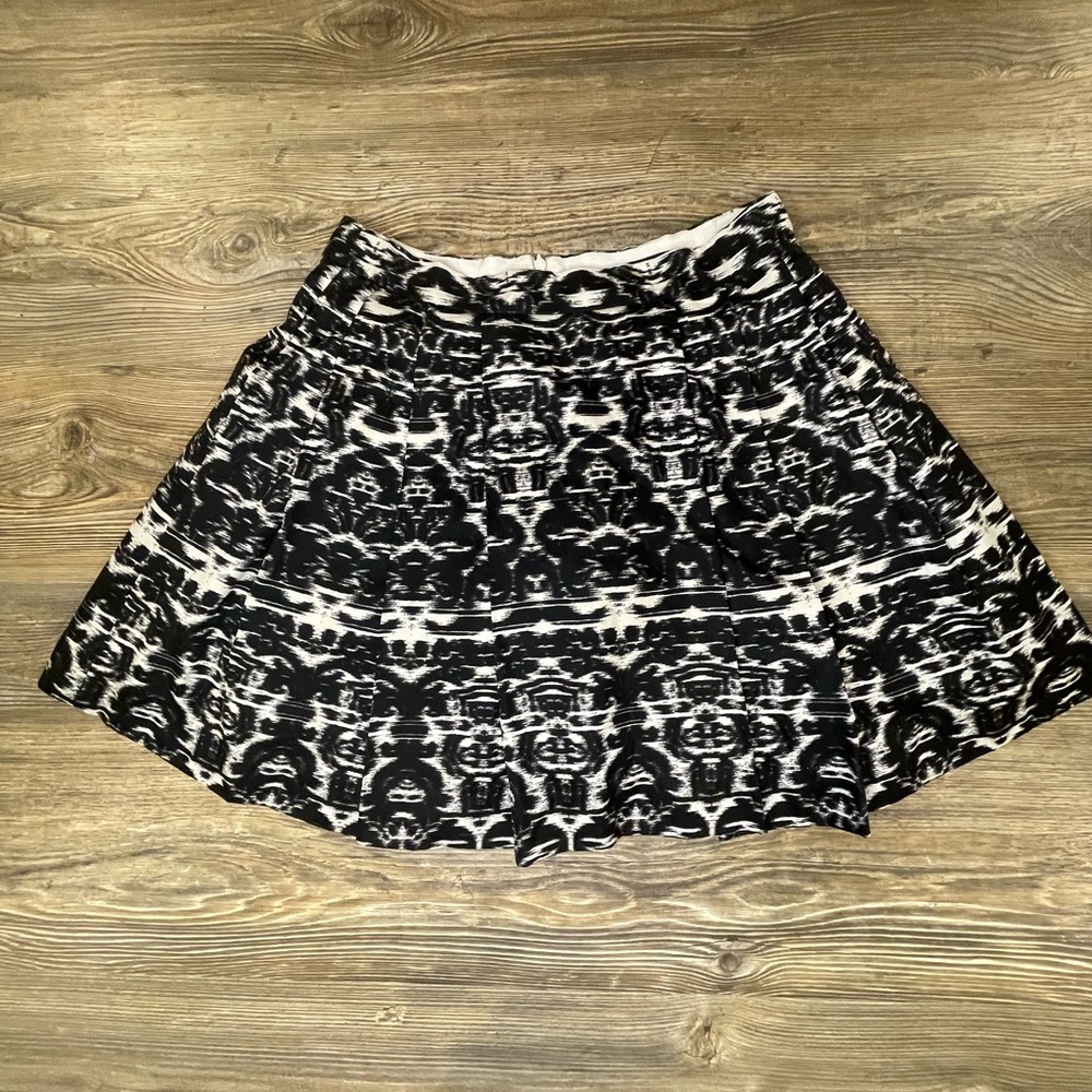 J. Crew Black & White Pleated Mini Skirt Size 2 GUC